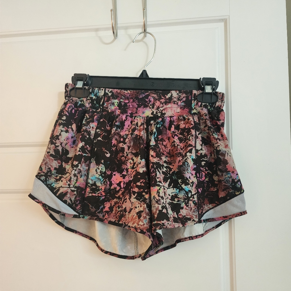 Lululemon Hotty Hot Low-Rise Lined Shorts 4" Sz 6